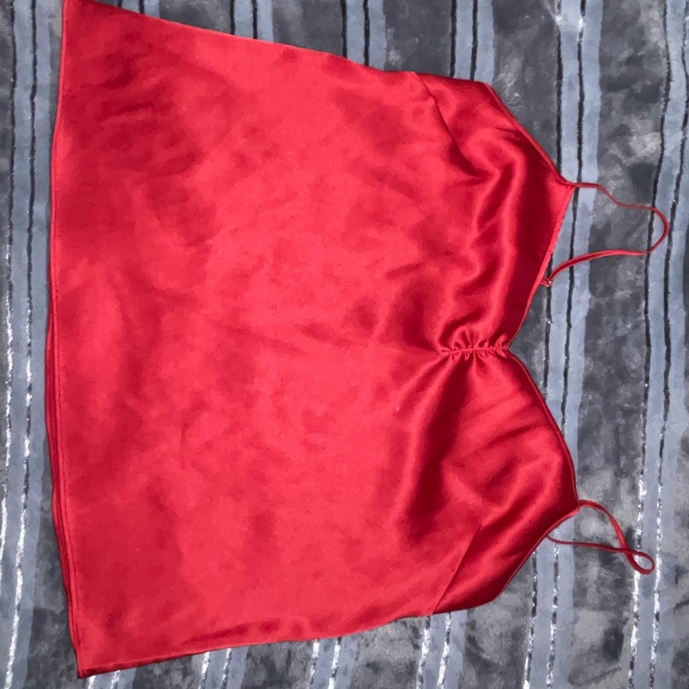 The color in person is a very deep shiny wine red. Very beautiful and flows.